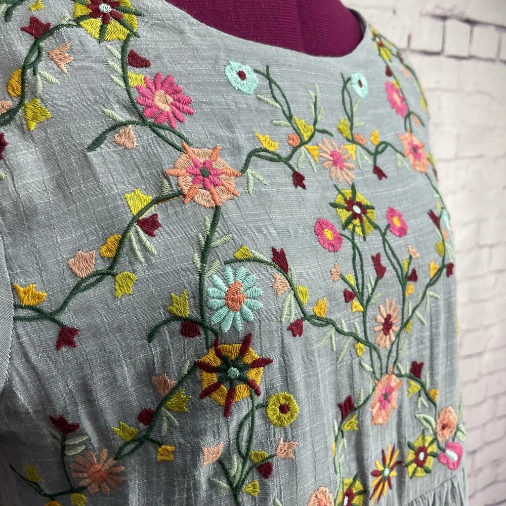 Umgee size small gray embroidered dress